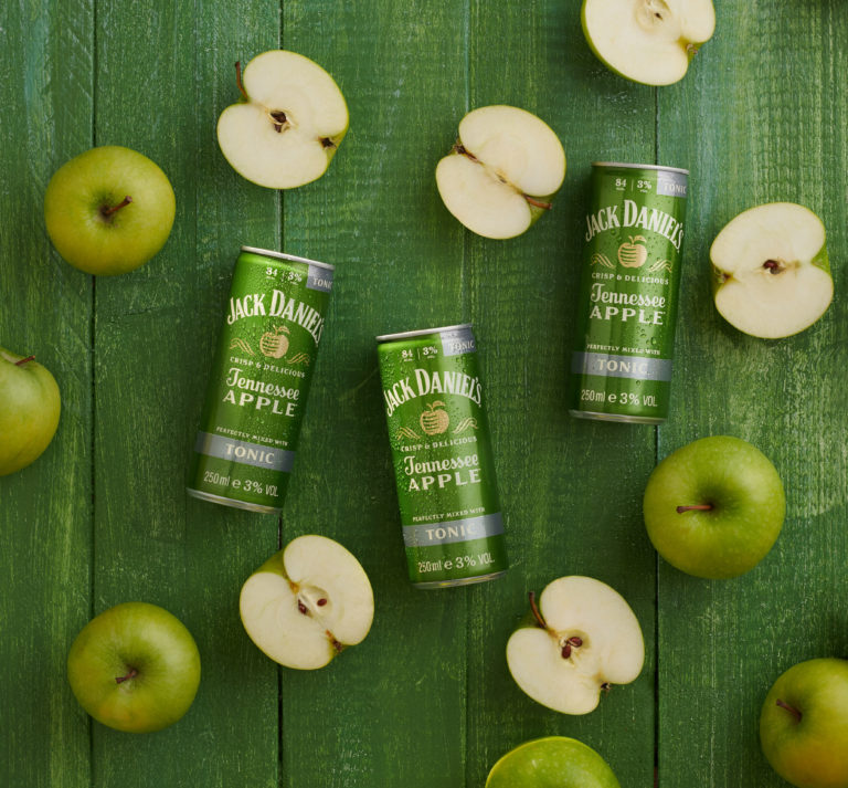 Musik, Drinks & Snacks – drei Essentials für den Ausflug ins Grüne// Advertorial